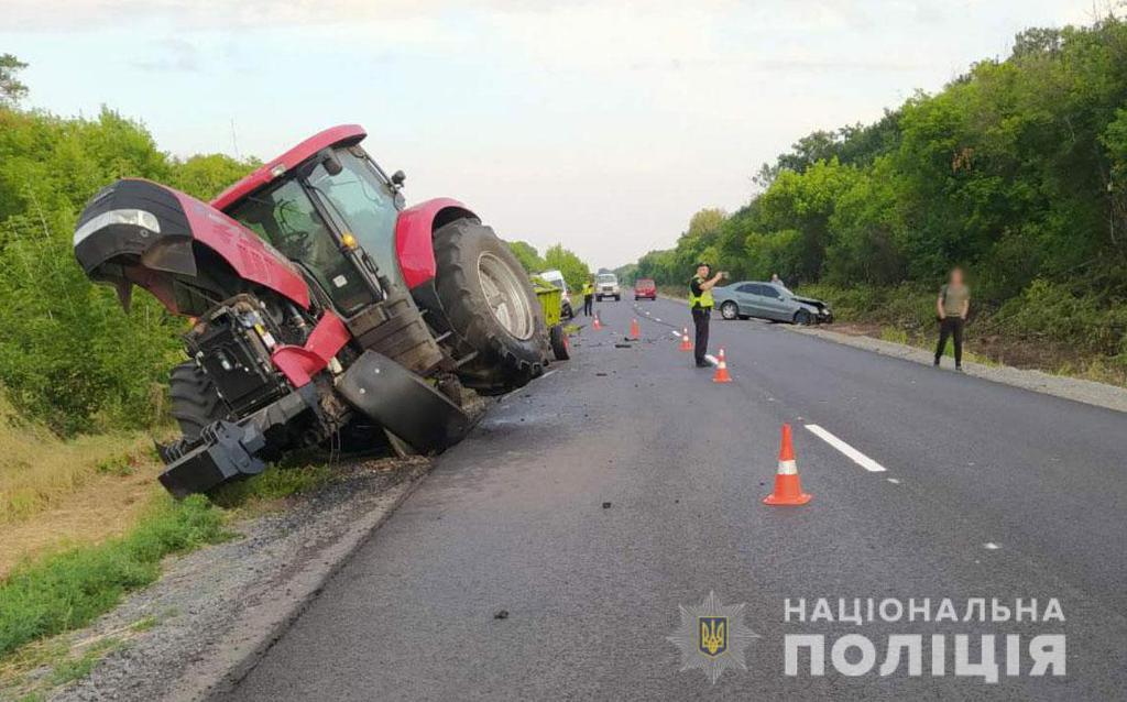 На Полтавщині зіткнулися «Mercedes-Вenz» і трактор. ФОТО