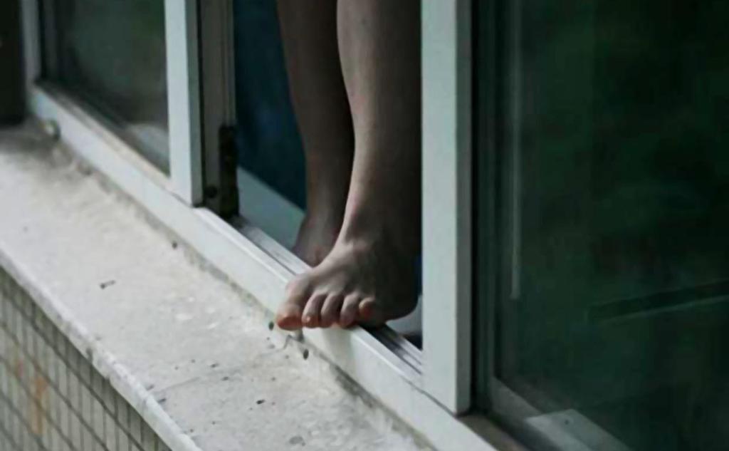 У Полтаві жінка випала з третього поверху