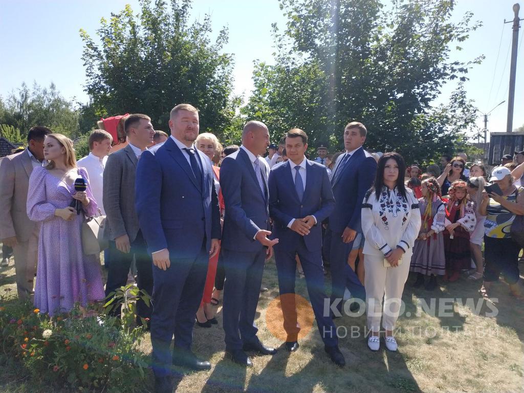 Книга за тисячу і хвойне варення: покупки спікера та нардепів на Сорочинському Ярмарку. ФОТО