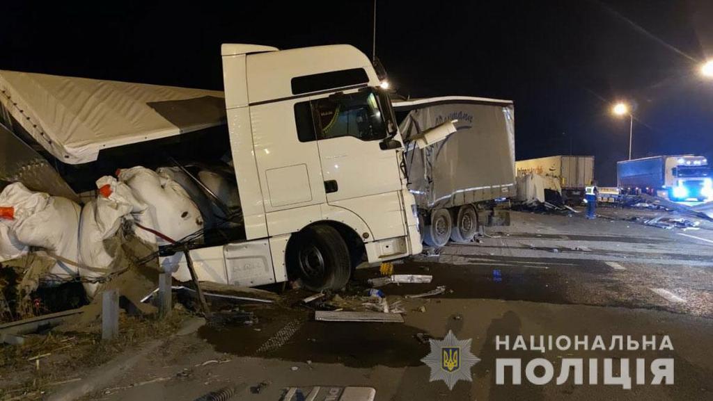 Під Полтавою зіткнулися два вантажівки: один з водіїв в лікарні