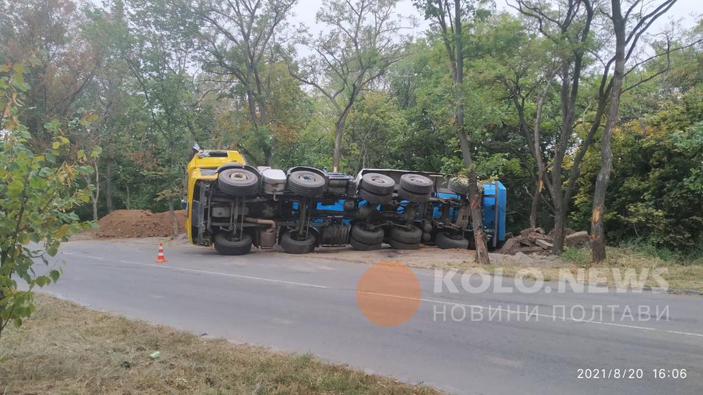 У Полтаві на серпантині перекинулась вантажівка: водій у лікарні. ФОТО. ОНОВЛЮЄТЬСЯ