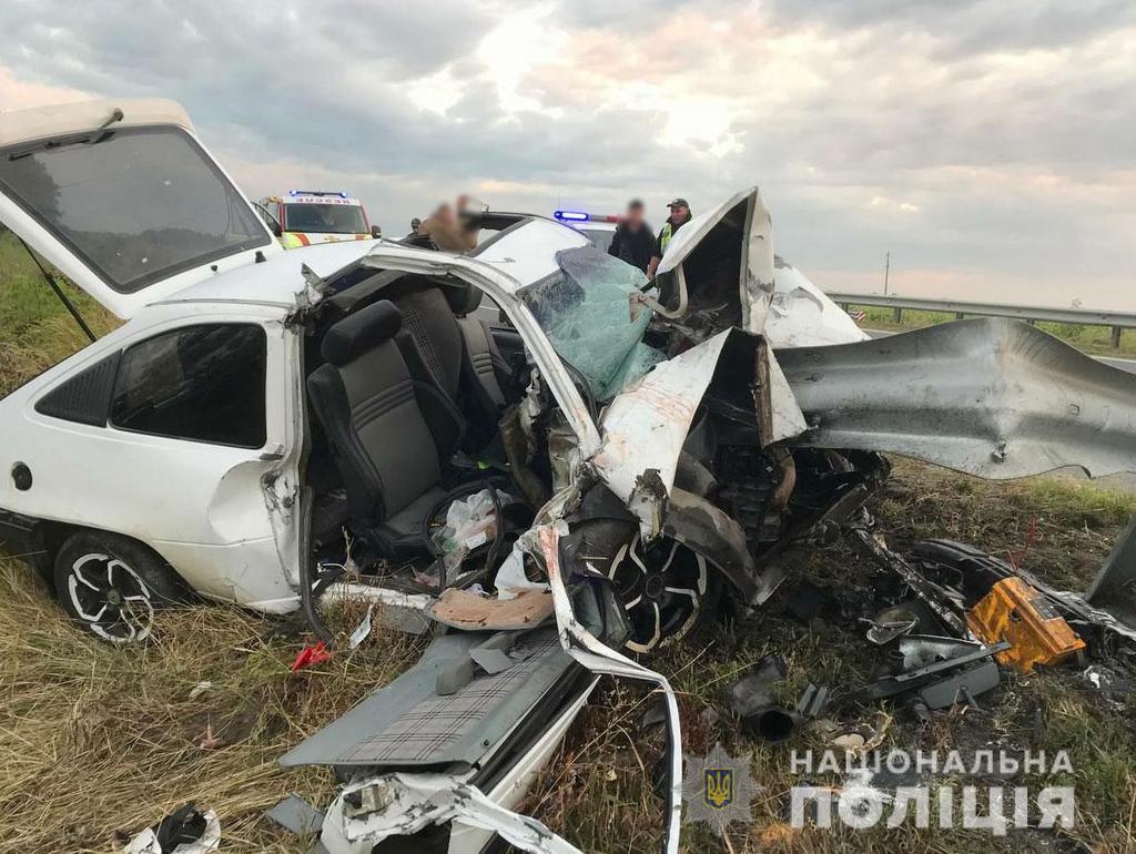 На Полтавщині автомобіль врізався у відбійник: постраждали діти