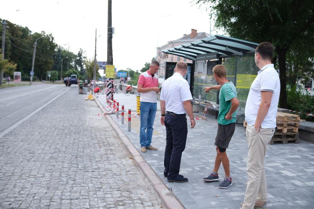 У Полтаві повернуть на місце зупинку, що перенесли через встановлення найвищого флагштоку