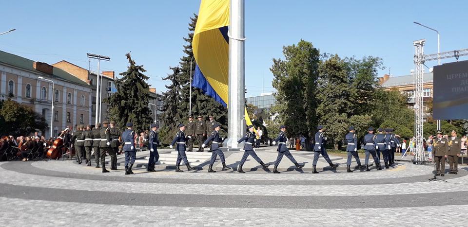 У Полтаві підняли найбільший прапор області. ВІДЕО