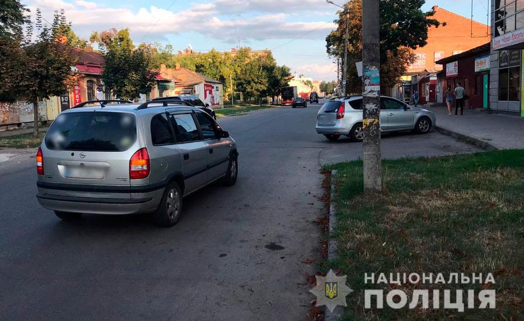 У Полтаві автомобіль збив жінку з 5-річною дитиною