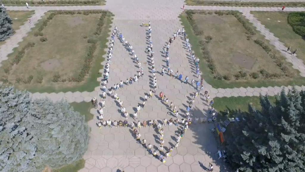 У Полтаві утворили ювілейний «живий» тризуб. ФОТО, ВІДЕО