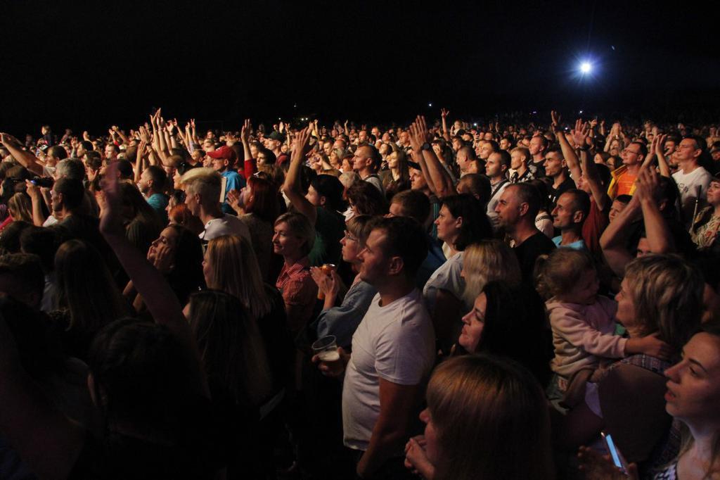 Кілька тисяч людей зустріли День Незалежності під час концерту «Ляпіса-98» у Решетилівці. ФОТО