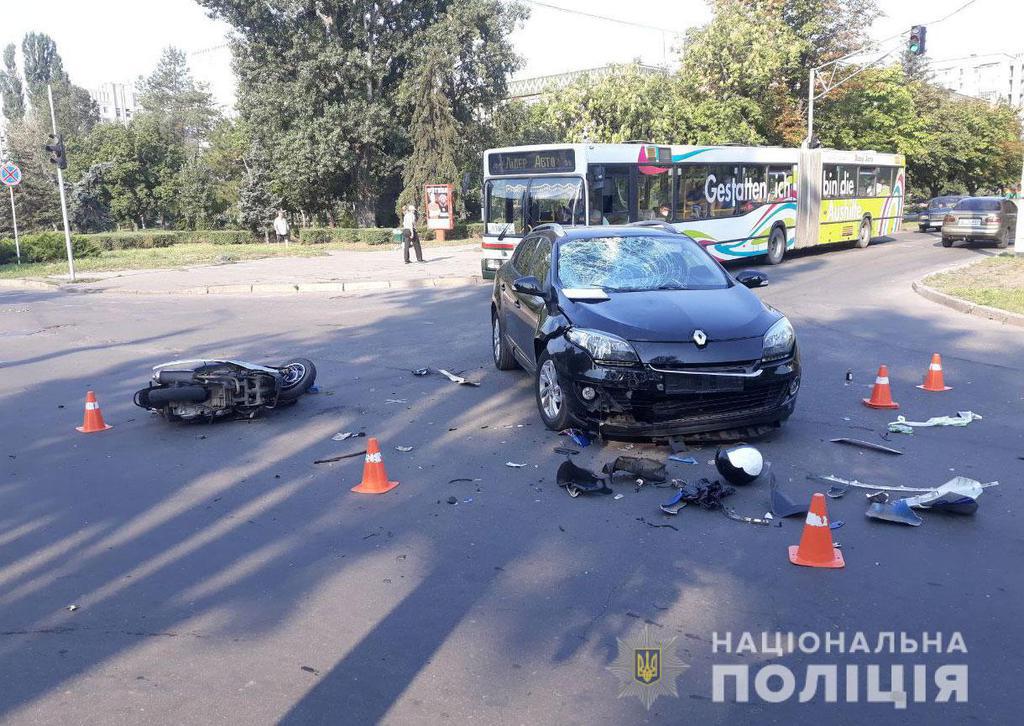 На Полтавщині легковик зіткнувся з скутером: 20-річний водій отримав травми