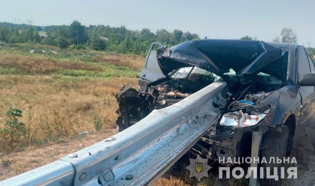 Під Полтавою легковик проштрикнуло металевим відбійником: двоє осіб загинуло
