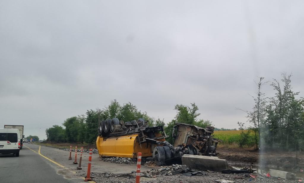 Подробиці аварії, у якій фура перекинулась на трасі Полтава – Харків. ФОТО 