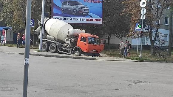 У Полтаві машина провалилась під асфальт. ФОТО