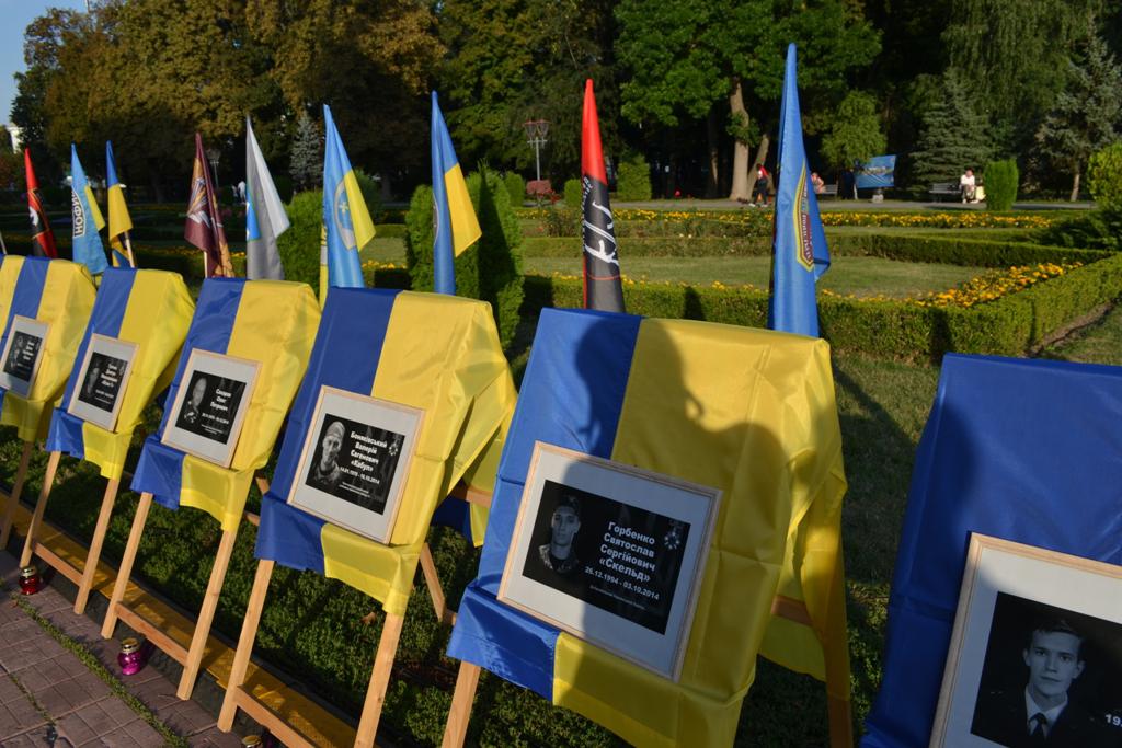 У Полтаві вшанували пам'ять загиблих в Іловайському котлі: «Живі, поки пам'ятаємо». ФОТО