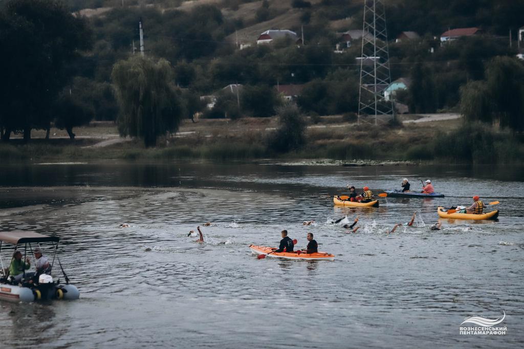 Полтавці подолали 50 кілометрів на відкритій воді: як змогли пропливти й отримати нагороди пентамарафону. ФОТО 