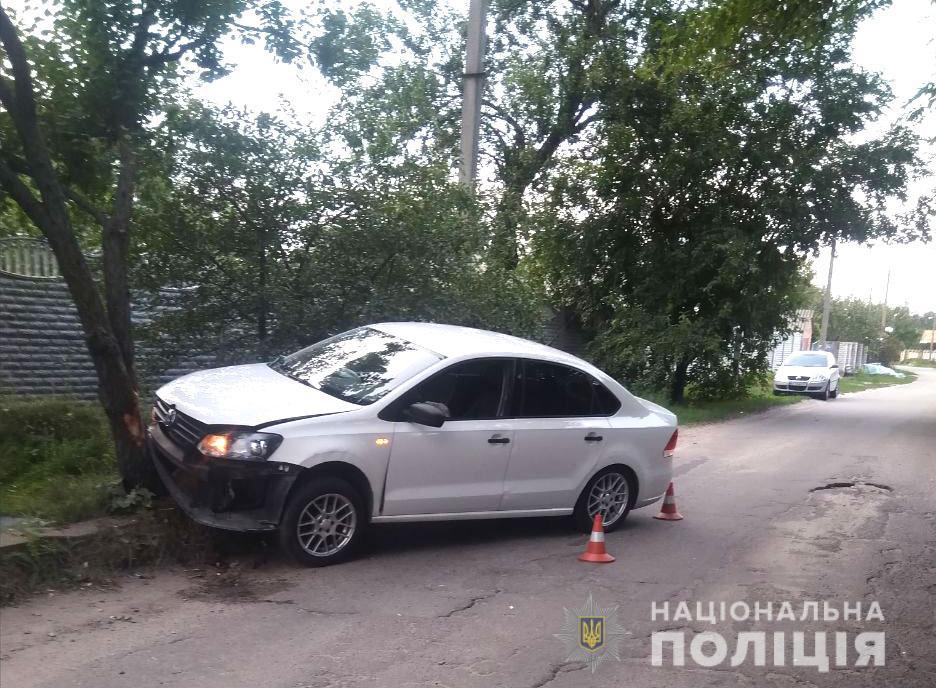 На Полтавщині легковик злетів з дороги і протаранив дерево