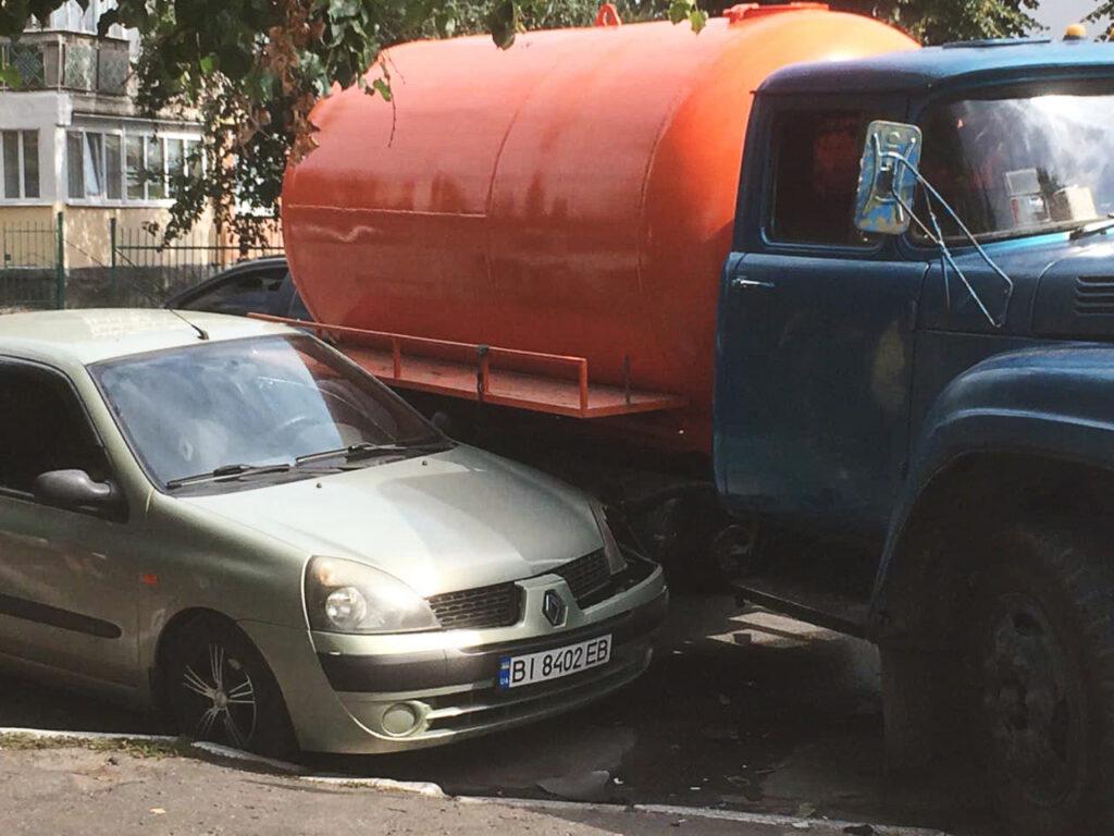 На Полтавщині зіткнулися комунальна вантажівка і легковик