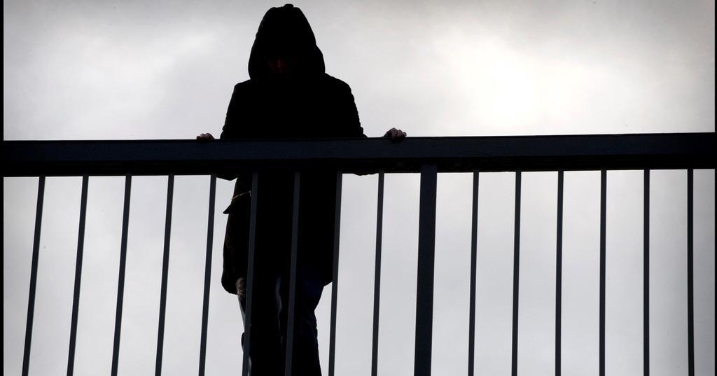 У Полтаві жінка хотіла покінчити з життям, стрибнувши з мосту біля Південного вокзалу. ВІДЕО