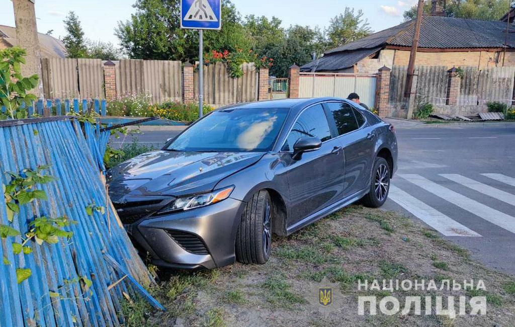 У Полтаві легковик зіткнувся з мотоциклом та протаранив паркан. ФОТО