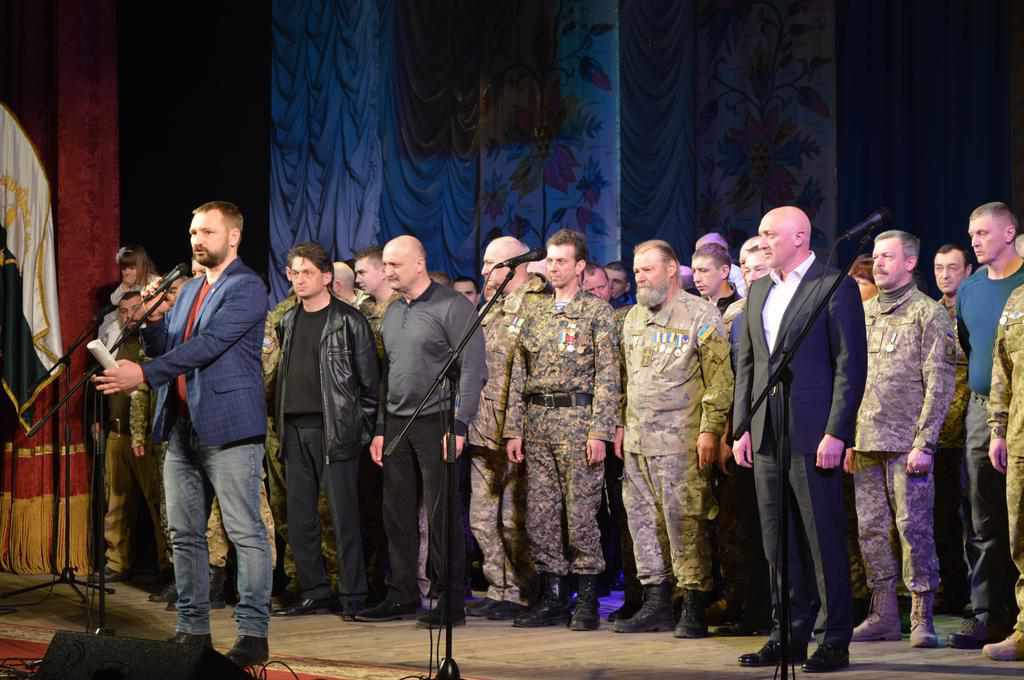 Півсотні полтавських добровольців під час концерту на свою честь вийшли на сцену в підтримку блокади