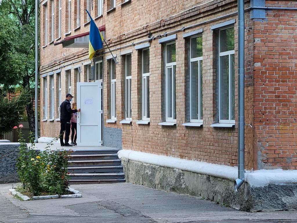 Школа, де дівчина стріляла у вчителів з арбалета: що відомо про ситуацію нині. ФОТО. ОНОВЛЮЄТЬСЯ