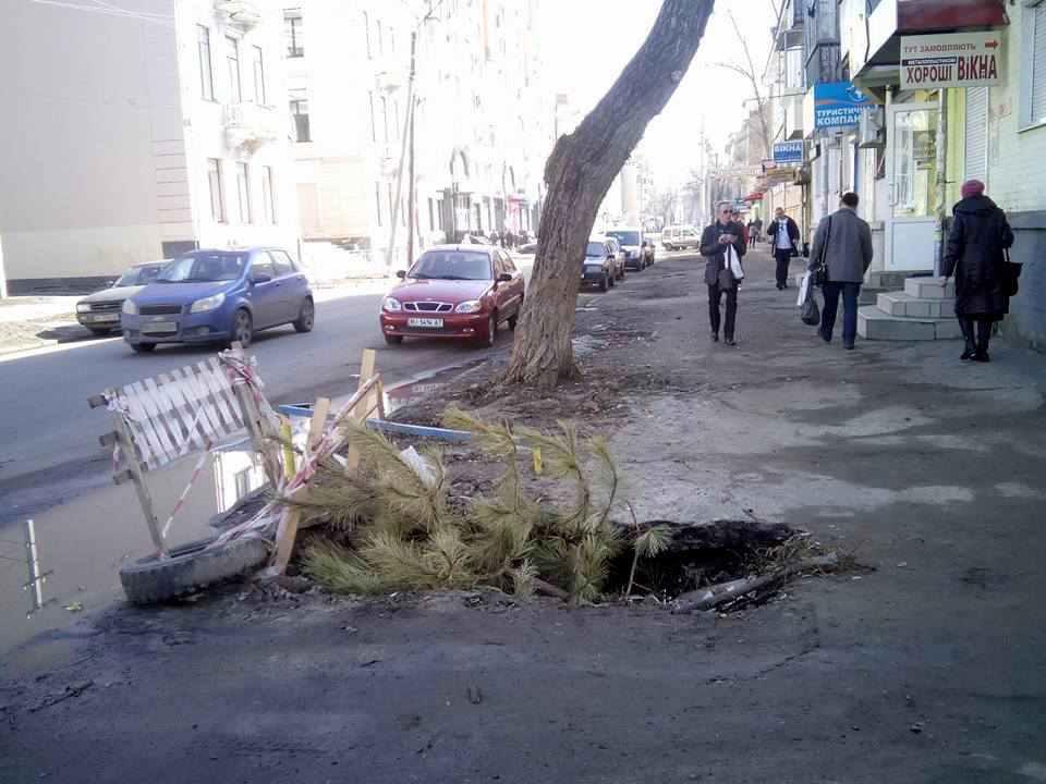 Полтавці звинувачують водоканал, що не латає розрите провалля