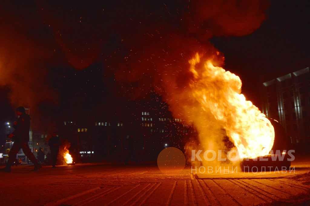 Під стінами Полтавської ОДА на підтримку блокади запалили шини. ФОТО