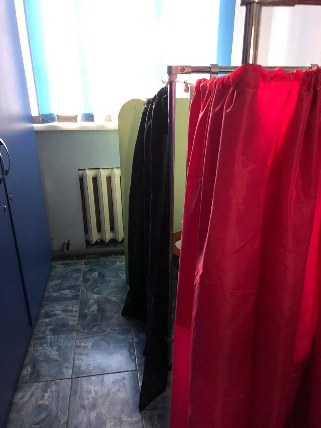 Не туалет, а кабінки для голосування зі шторками: показали шкільну вбиральню в Полтаві