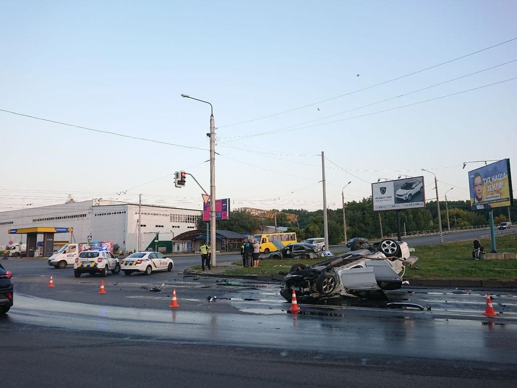 ДТП у Полтаві: після зіткнення один з автомобілів перевернувся. ФОТО