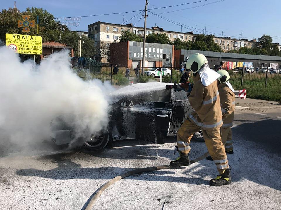 На виїзді з Полтави загорівся автомобіль «Alfa Romeo». ФОТО