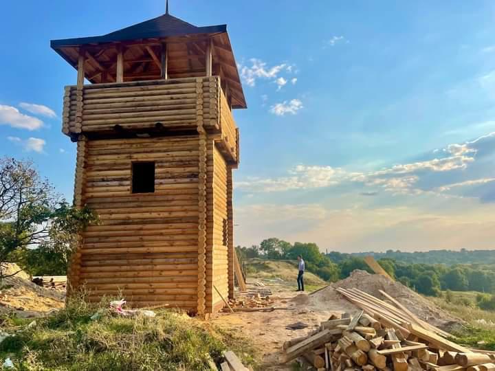 На Полтавщині збудували Сторожову вежу на одному з найвищих пагорбів області. ФОТО