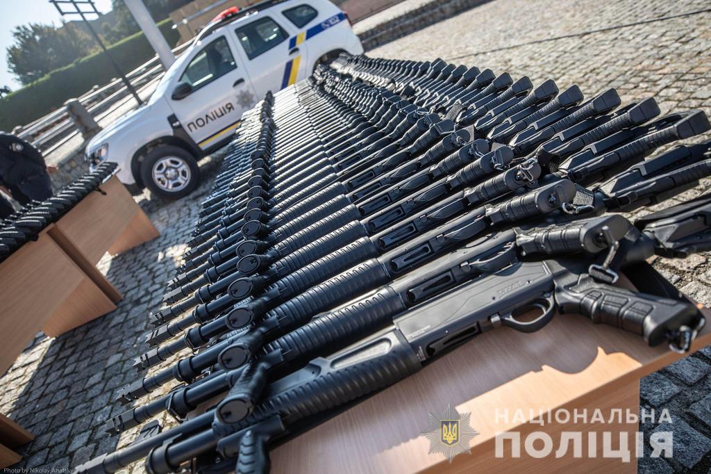 Поліцейські офіцери громади з Полтащини отримали 21 службовий автомобіль і рушниці. ФОТО