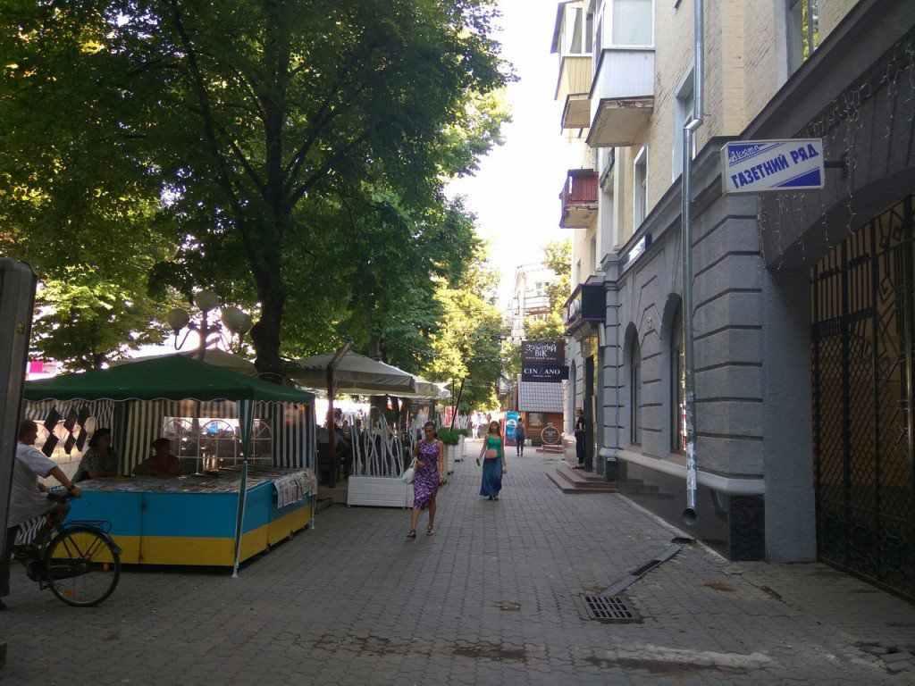 Газетну арку в центрі Полтави таки забудовують, не обійшлось без скандалу, мешканці подали позов
