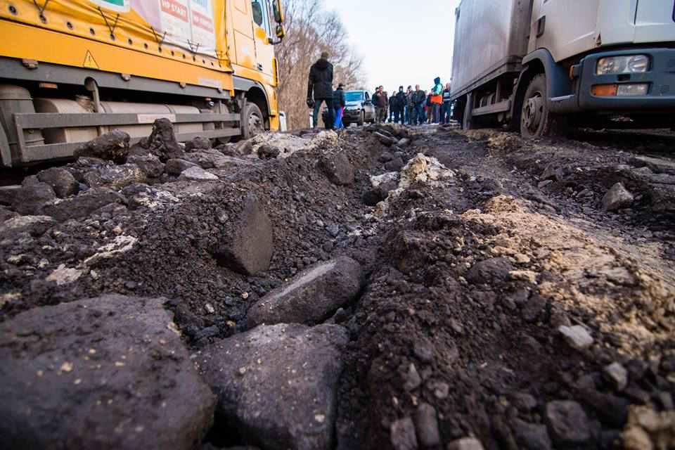 У Тишках на Полтавщині асфальт злазить після зими – вантажівки грузнуть