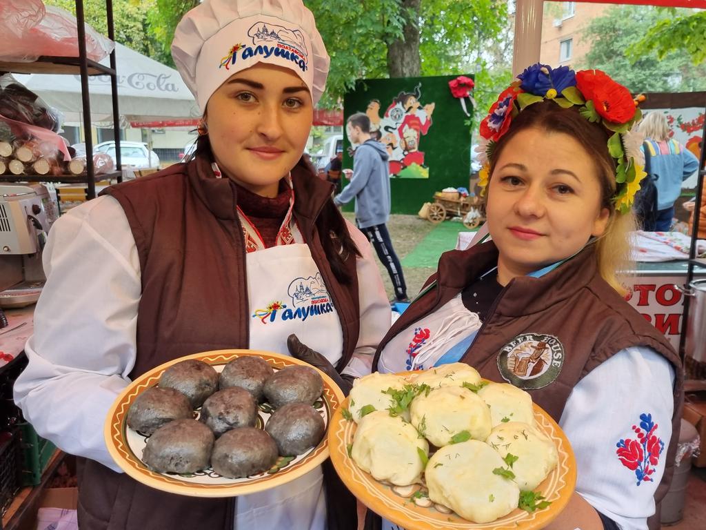 Гречані, гарбузові, з лохиною: які страви найпопулярніші на фестивалі «Полтавська галушка» та ціни на них. ФОТО