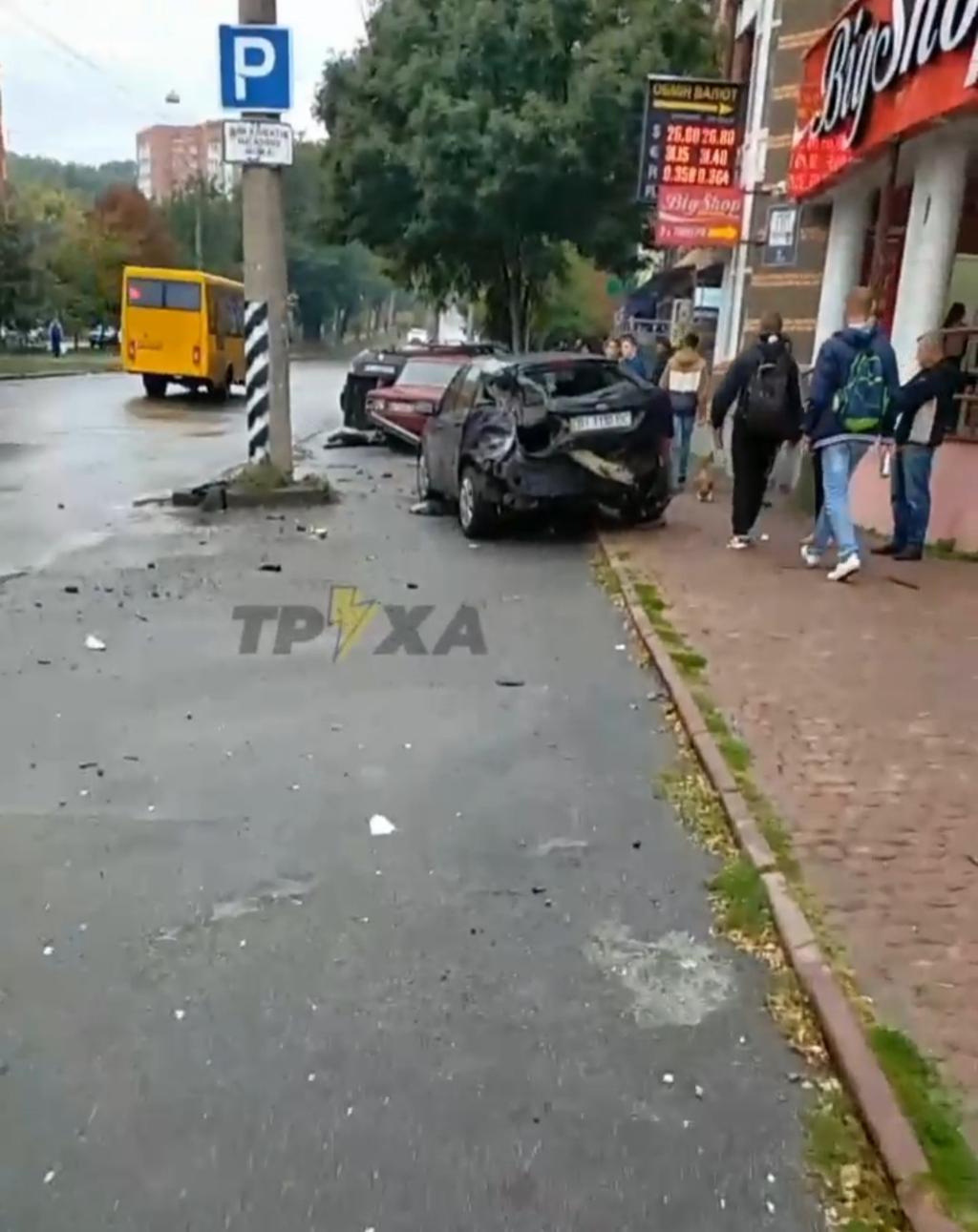 У Полтаві сталась ДТП за участю пожежної машини: пошкоджені 3 легковики, є травмовані. ВІДЕО