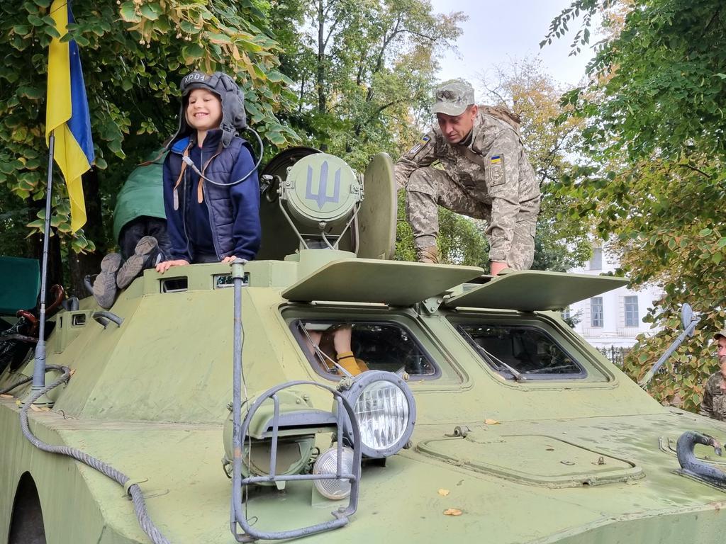 У Полтаві діти знайомились із професіями: військова справа та поліція найзатребуваніші. ФОТО