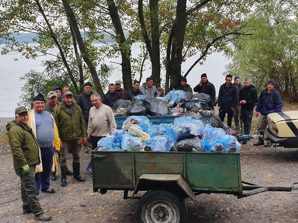 Пляшки, пакети і шини: за кілька годин біля річок на Полтавщині зібрали тонни сміття. ФОТО