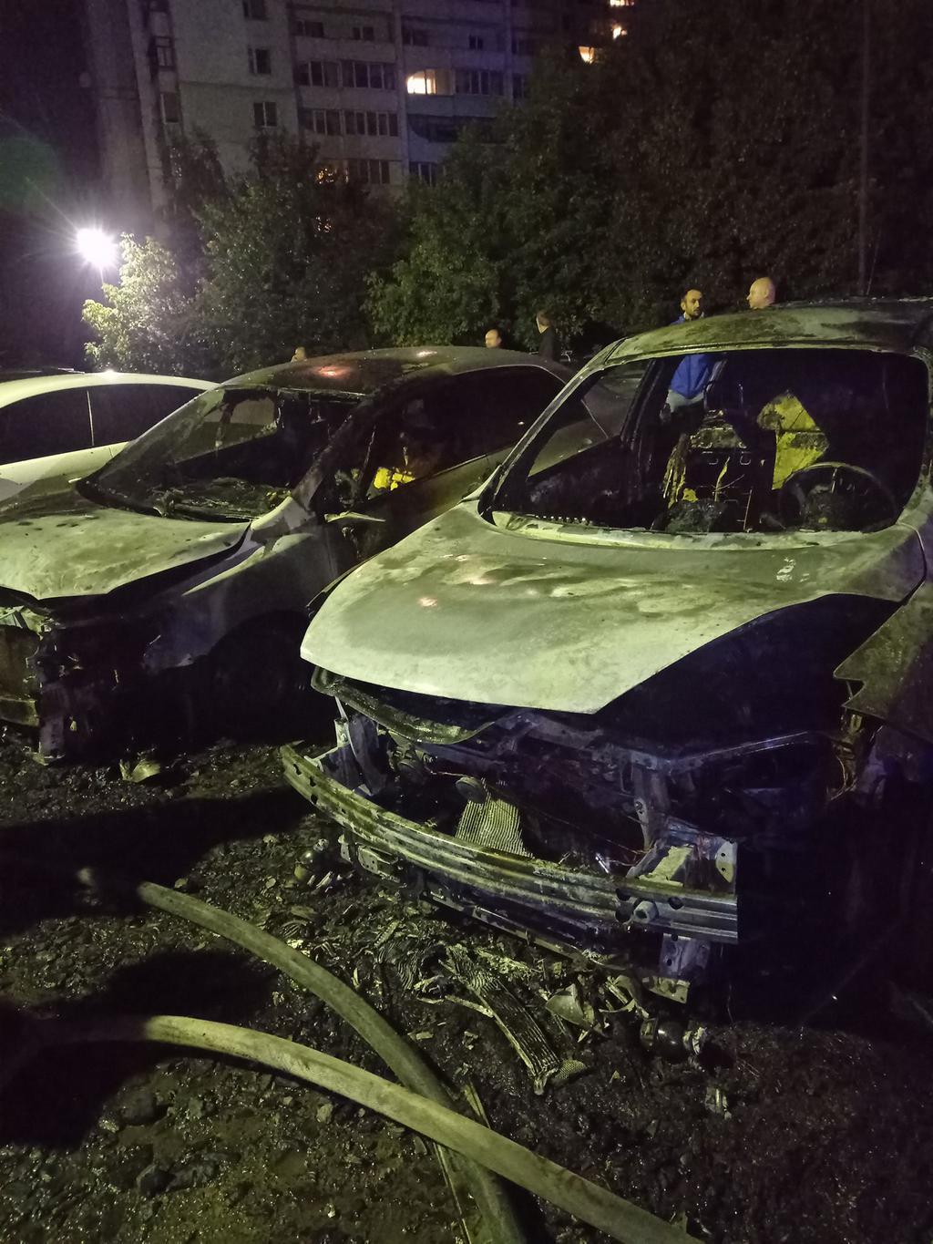 У Полтаві на стоянці згоріли шість автомобілів. ФОТО. ОНОВЛЕНО