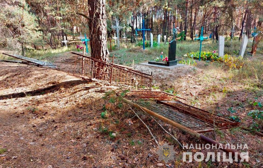 Бізнес на могилах: на Полтавщині обікрали понад 20 поховань. ФОТО