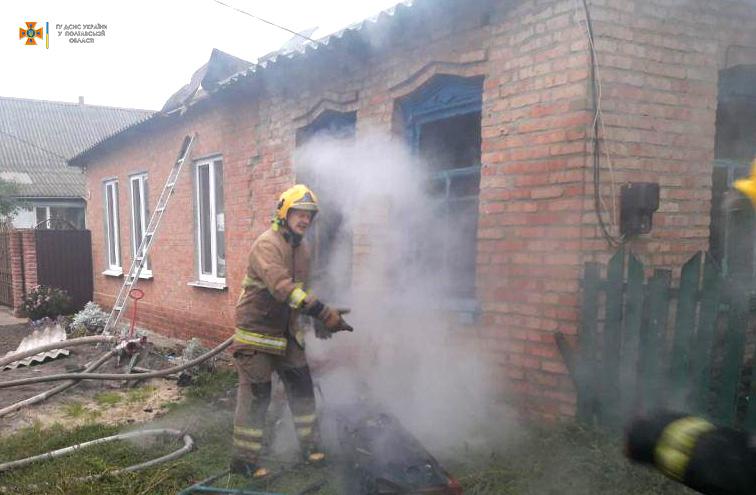На Полтавщині чоловік у пожежі дістав опіки: постраждалого врятував сусід