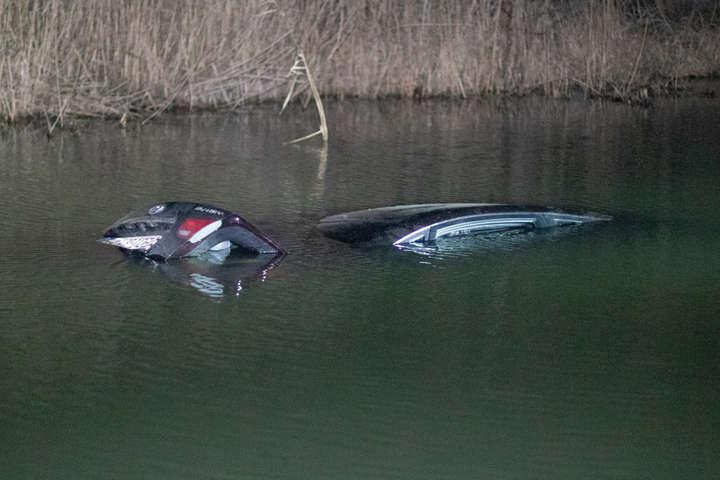 На Полтавщині легковик злетів у річку: водія та пасажирів шукають