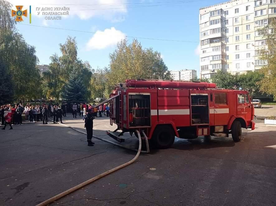 У Полтаві виникла пожежа в одній з шкіл: евакуйовано майже 900 осіб