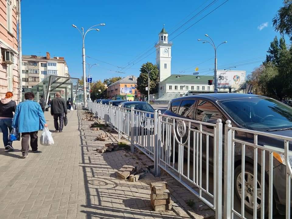У Полтаві в центрі встановлюють огорожу біля підземки, де авто збило чоловіка. ФОТО    