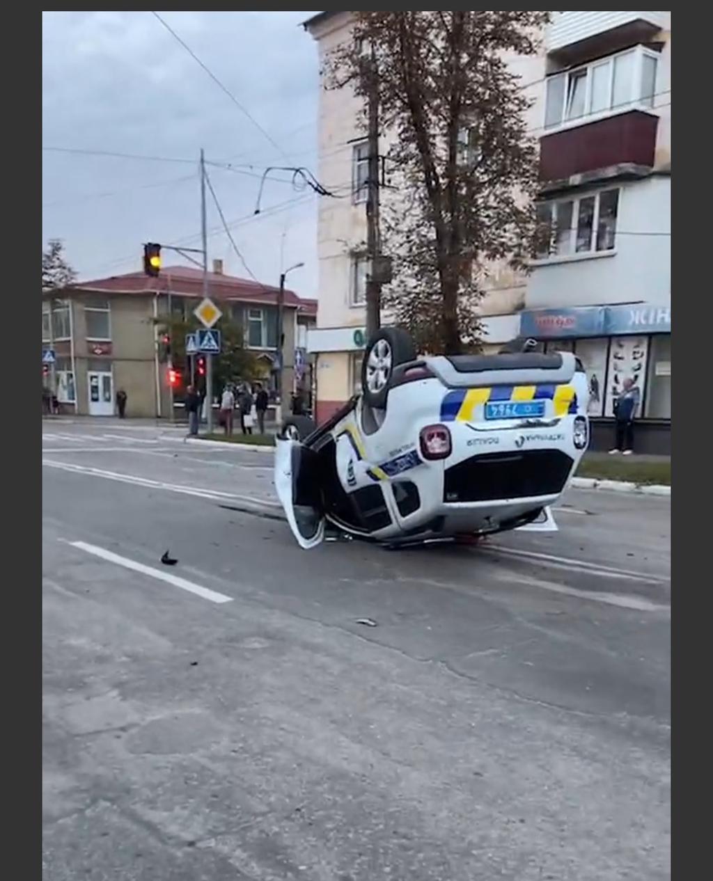 На Полтавщині перевернулось поліцейське авто: патрульні у важкому стані. ФОТО, ВІДЕО