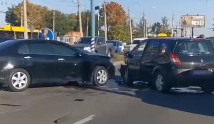 У Полтаві поблизу зупинки зіткнулися два легковики: рух транспорту ускладнений