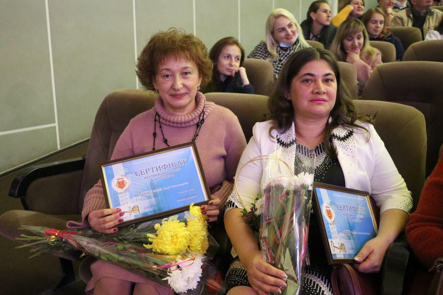 Полтавські освітяни отримали премії та житло: скільки грошей та хто