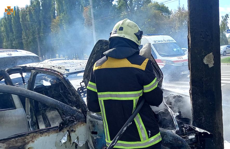 На Полтавщині автівка в’їхала в електроопору та зайнялася
