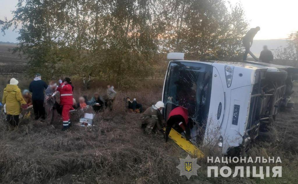 На Полтавщині автобус з пасажирами злетів з дороги та перевернувся. ФОТО