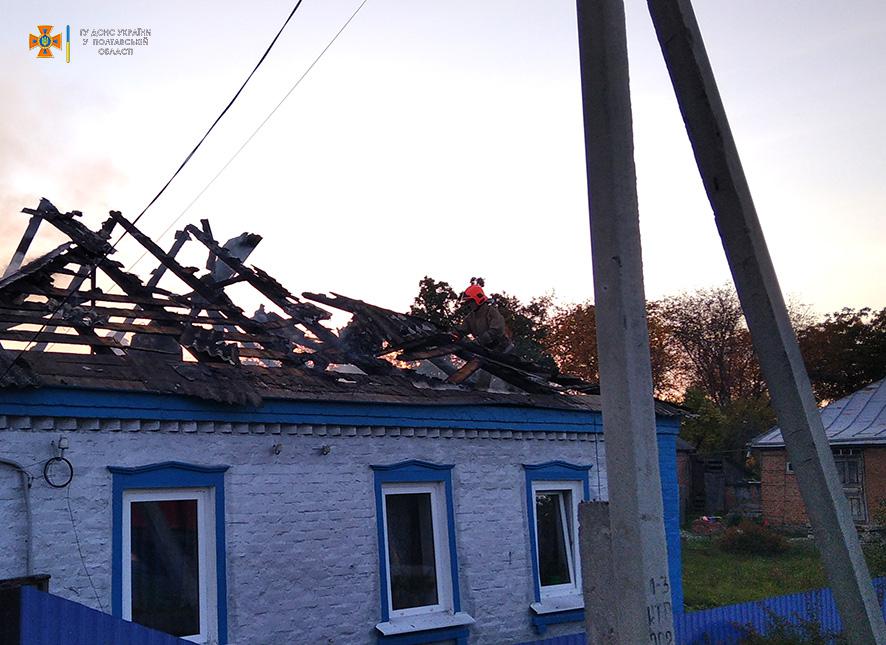 Опіки по всьому тілу і будинок без даху: на Полтавщині чоловік самотужки намагався загасити пожежу