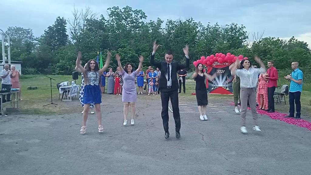 Вчителів з Полтавщини, які стали відомими після танцю на випускному, запросили знятися у фільмі