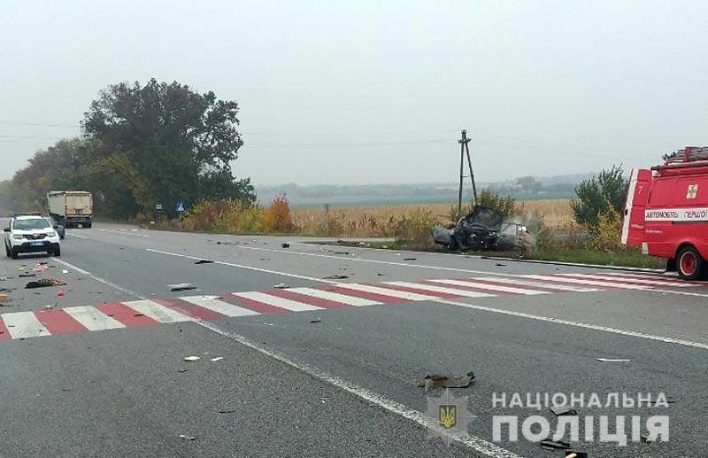 На Полтавщині «Москвич» зіткнувся з вантажівкою і загорівся